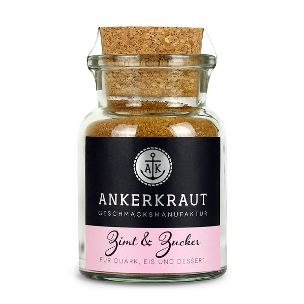 Zimt Zucker Mischung von Ankerkraut im Korkenglas auf weißem Hintergrund.